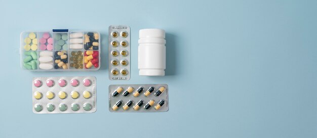 Banner de ciencia minimalista con pastillas.