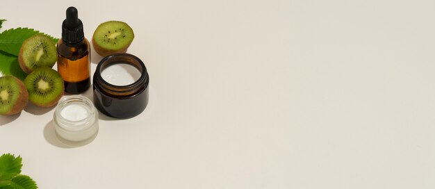Banner horizontal para producto cosmético con kiwi y cítricos.