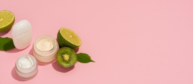 Foto gratuita banner horizontal para producto cosmético con kiwi y cítricos.