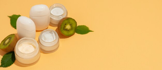 Banner horizontal para producto cosmético con kiwi y cítricos.