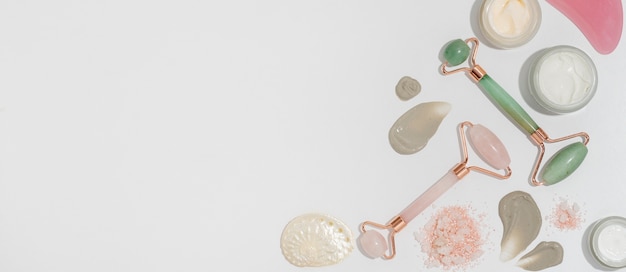 Foto gratuita banner horizontal para producto cosmético con rodillo de jade y gua sha