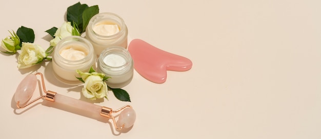 Banner horizontal para producto cosmético con rodillo de jade y gua sha