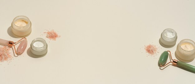 Banner horizontal para producto cosmético con rodillo de jade y gua sha