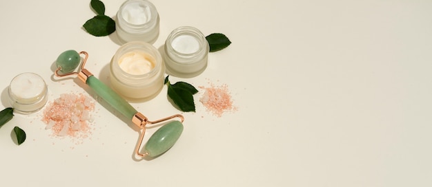 Banner horizontal para producto cosmético con rodillo de jade y gua sha