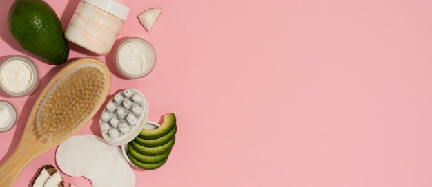 Banner horizontal para productos cosméticos con aguacate.