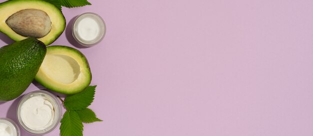 Banner horizontal para productos cosméticos con aguacate.