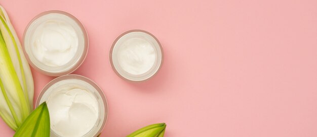 Banner horizontal para productos cosméticos con flor de lirio.