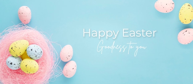 Banner de Pascua con huevos sobre un fondo azul.