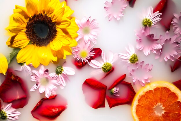 Baño de leche decorado con hermosas flores y pomelo