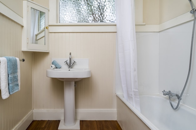 Baño pequeño con ventana en el apartamento.