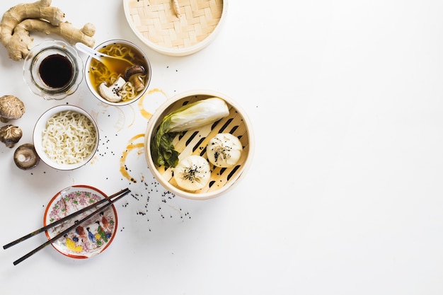 Baozi cerca de fideos y sopa