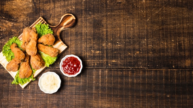 Baquetas fritas con salsa de tomate y espacio de copia