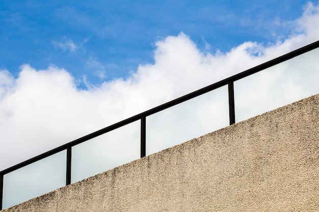 Foto gratuita barandilla con cielo azul y nubes