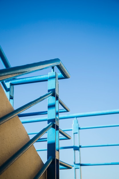 Foto gratuita barandilla de escaleras con cielo