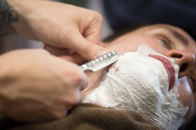 Barba afeitada con navaja recta