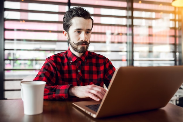 Foto gratuita barba ocupado barba negocio fondo