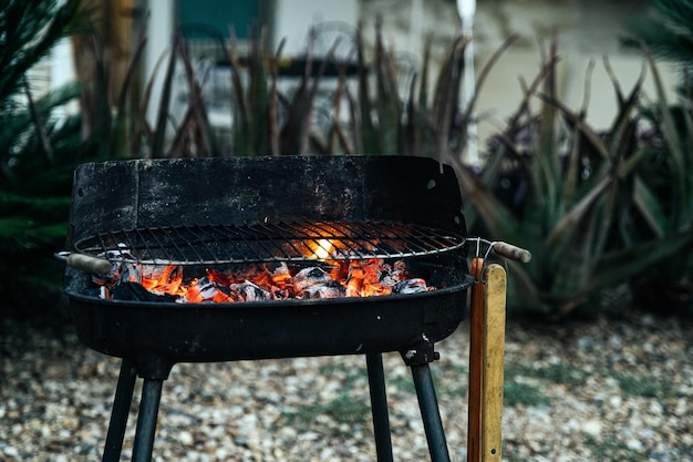 Foto gratuita barbacoa de carbón en el patio de la casa