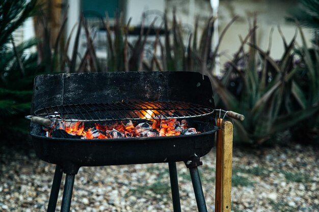 Barbacoa de carbón en el patio de la casa