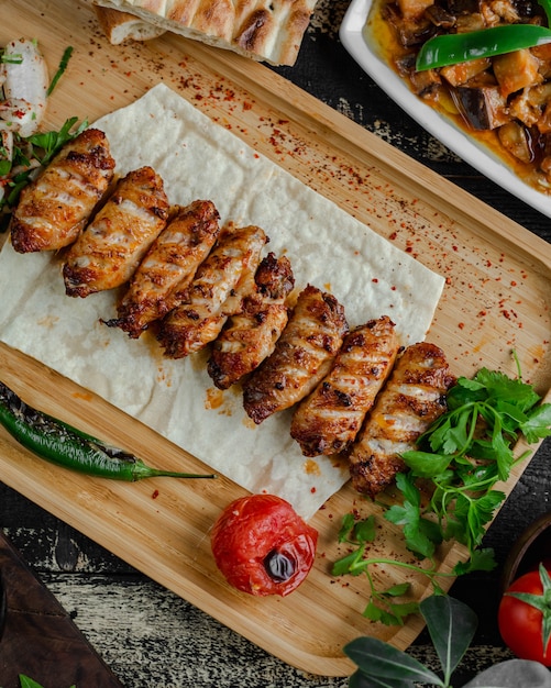 Barbacoa de carne nacional kebab en lavash con perejil y tomate a la parrilla.