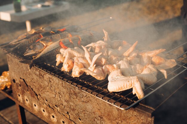 La barbacoa de cerdo, cocinada en parrilla de carbón a la parrilla es hermosa. La carne al fuego. La carne en las brasas