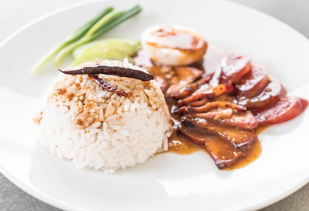 Foto gratuita barbacoa de cerdo rojo en salsa con arroz