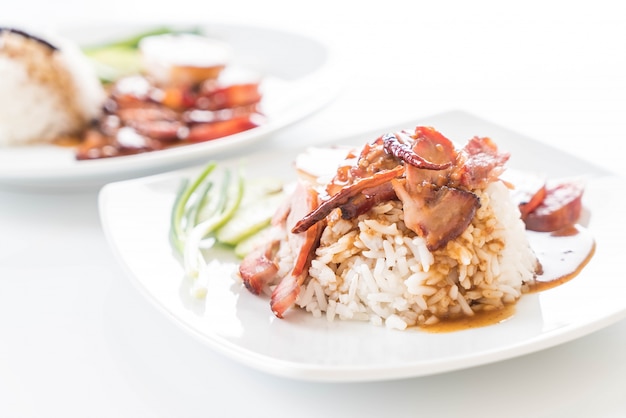 Foto gratuita barbacoa de cerdo rojo en salsa con arroz