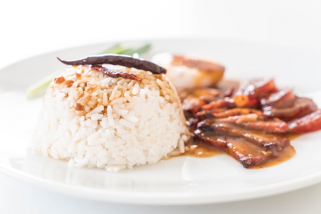 Foto gratuita barbacoa de cerdo rojo en salsa con arroz