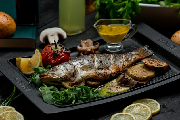 Barbacoa de pescado a la plancha con verduras y salsa