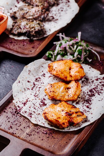 Barbacoa de pollo en pan lavash con hierbas y especias.