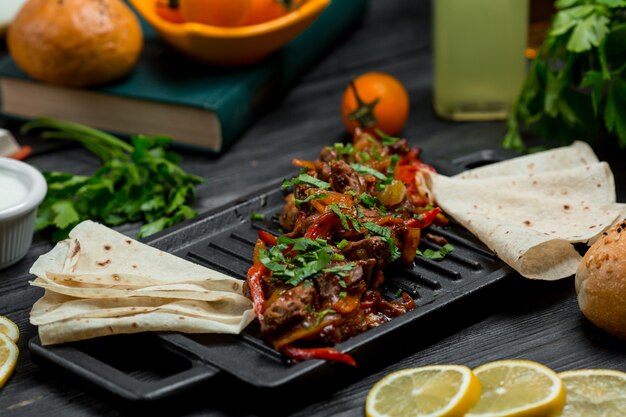 Barbacoa de pollo a la parrilla con chiles picantes