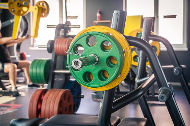 Foto gratuita barbell listo para hacer ejercicio en el gimnasio varios tamaños de placas de peso