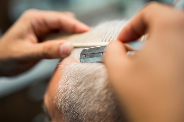 Barber despedida al cliente en el estudio