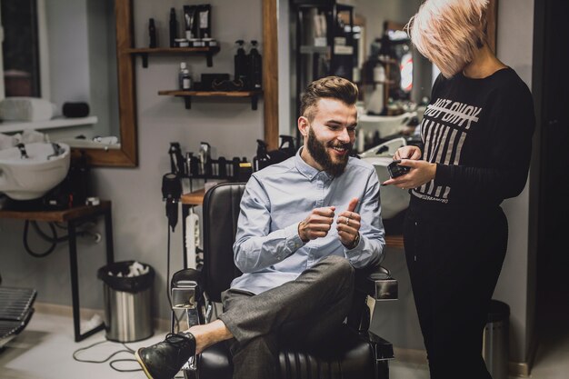 Barber mostrando cosméticos al cliente