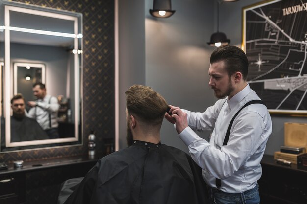 Barber trabajando con el cliente