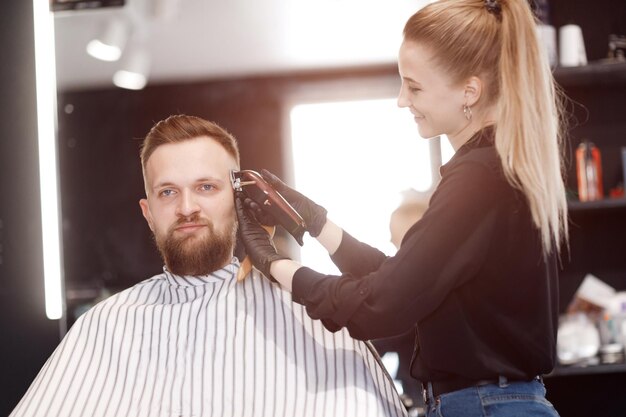 barbería con cliente barbero