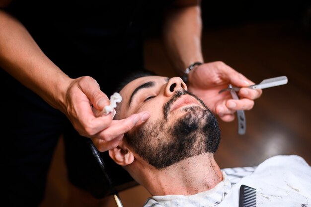 Barbero de alto ángulo haciendo su trabajo