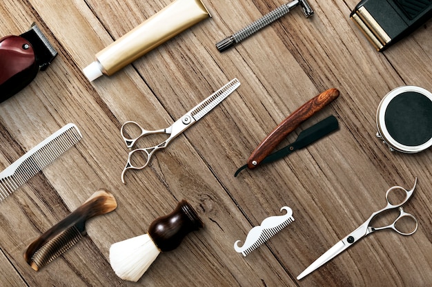 Barbero herramientas patrón de papel tapiz de fondo de madera concepto de trabajo y carrera