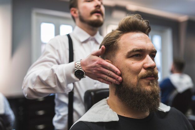 Barbero mostrando el resultado al cliente