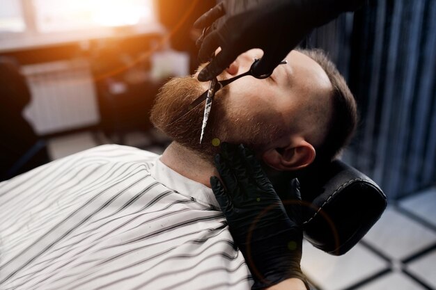 barbero mujer haciendo corte en barbería