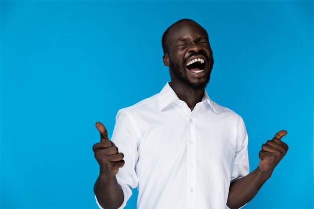 barbudo afroamericano en camisa blanca riendo