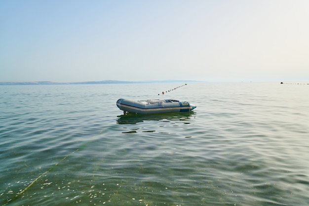 Foto gratuita barca flotando encima del agua del mar