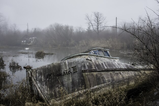 Barco abandonado en un pantano