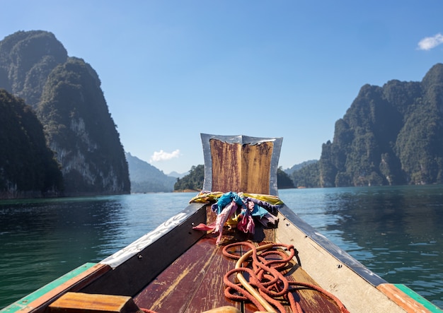 Barco en el agua rodeada de acantilados en el Parque Nacional de Khao Sok, Tailandia