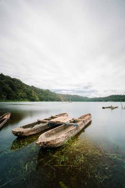 barco antiguo en el lago