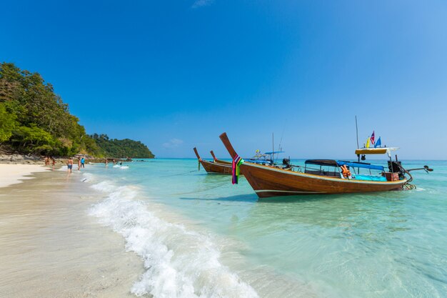 Barco de cola larga en playa tropical, Krabi, Tailandia