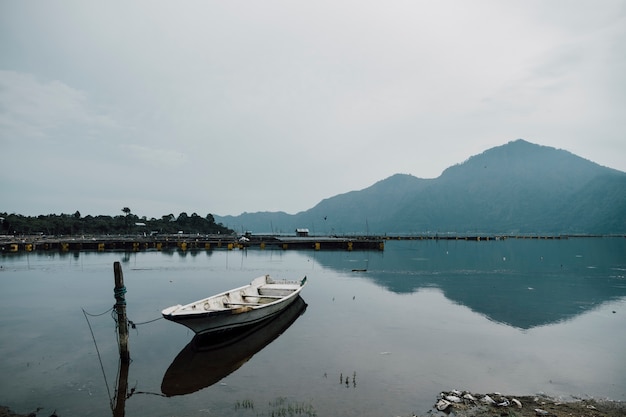 Foto gratuita barco de estacionamiento en el lago