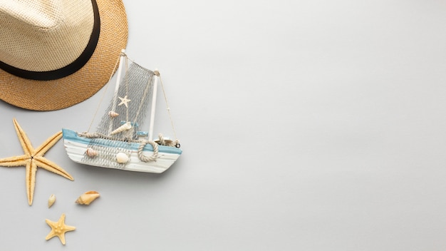 Barco, estrella de mar y sombrero de vista superior