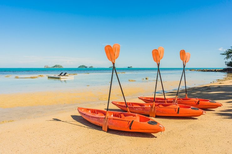Foto gratuito barco de kayak vacío o barco en la playa tropical y el mar