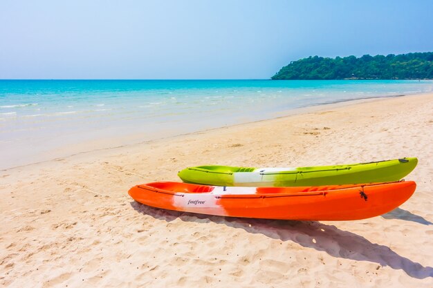 barco de kayaks de colores en la playa y el mar