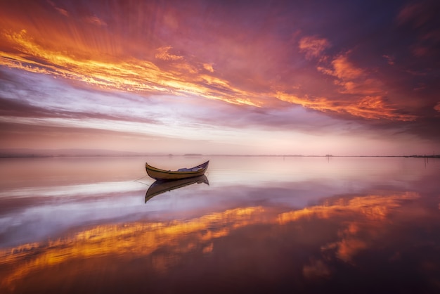 Barco en un lago al atardecer